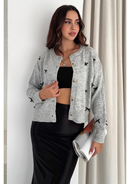 Kadın Fiyonk Desenli Düğmeli Hırka – Zarif & Oyuncu Stil