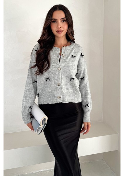 Kadın Fiyonk Desenli Düğmeli Hırka – Zarif & Oyuncu Stil fiyatları