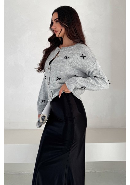 Kadın Fiyonk Desenli Düğmeli Hırka – Zarif & Oyuncu Stil fırsatları