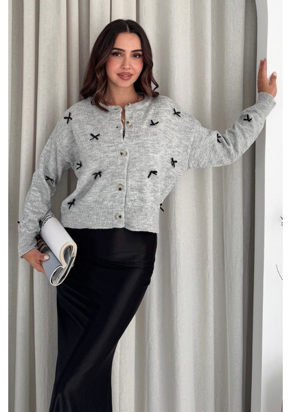 Kadın Fiyonk Desenli Düğmeli Hırka – Zarif & Oyuncu Stil indirimleri