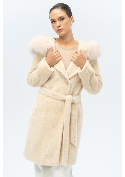 Kapüşonu Kürklü Inci Detaylı Peluş Kaban Bej 3097-TK modelleri