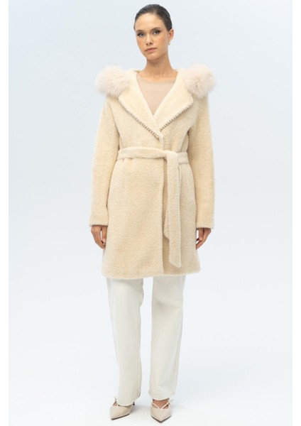Kapüşonu Kürklü Inci Detaylı Peluş Kaban Bej 3097-TK fırsatları