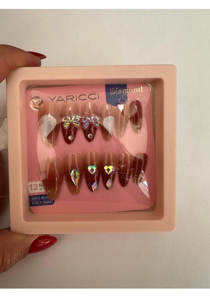 Şık ve Doğal Görünümlü Takma Tırnak, Kolay Kullanım ve Uzun Dayanıklılık Sağlar