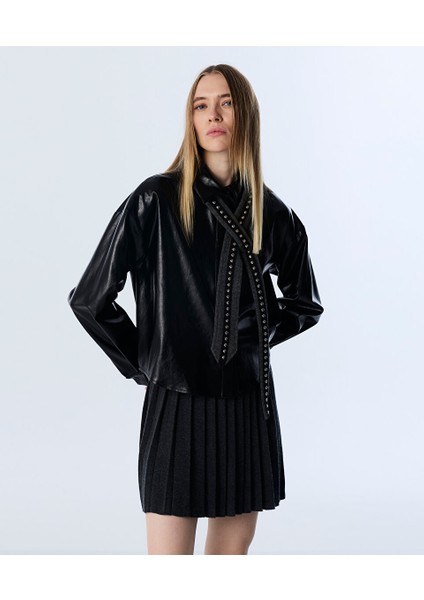 Yakası Bağlamalı Deri Görünümlü Gömlek TW6250025114001