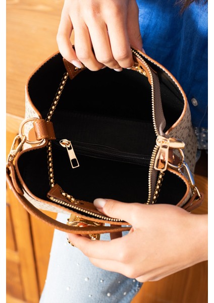 Just & Polo Kadın Vizon Taba Monogram Desenli Ayarlanabilir Askılı Çok Bölmeli Lüks El ve Omuz Çantası indirimleri