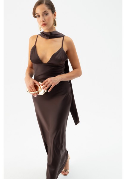 Kadın Kahverengi Sırt Dekoltekli Uzun Saten Elbise modelleri