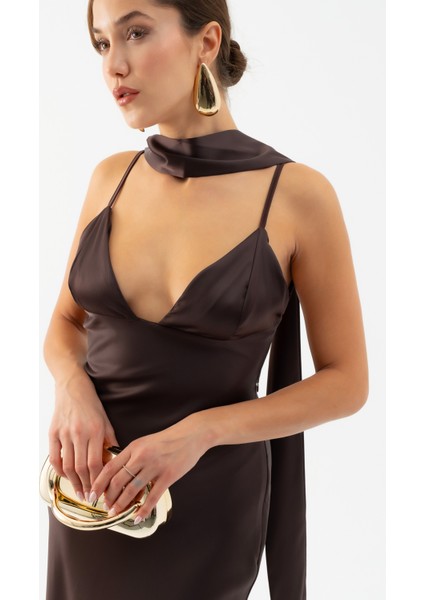 Kadın Kahverengi Sırt Dekoltekli Uzun Saten Elbise fırsatları