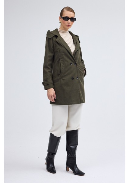 Yaka Detaylı Büyük Düğmeli Kaşe Kaban