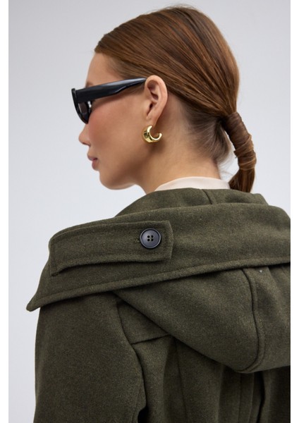 Yaka Detaylı Büyük Düğmeli Kaşe Kaban