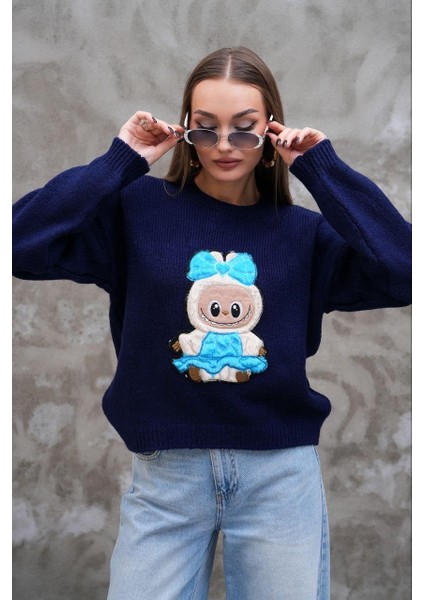 Labubulu Mavi Triko Kazak: Yumuşak Kazakta Pop Kültür Dokunuşu