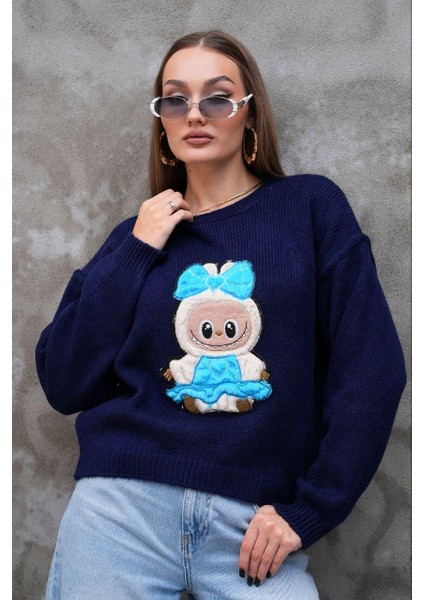 Labubulu Mavi Triko Kazak: Yumuşak Kazakta Pop Kültür Dokunuşu fiyatları