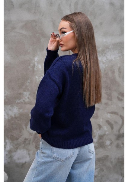 Labubulu Mavi Triko Kazak: Yumuşak Kazakta Pop Kültür Dokunuşu indirimleri