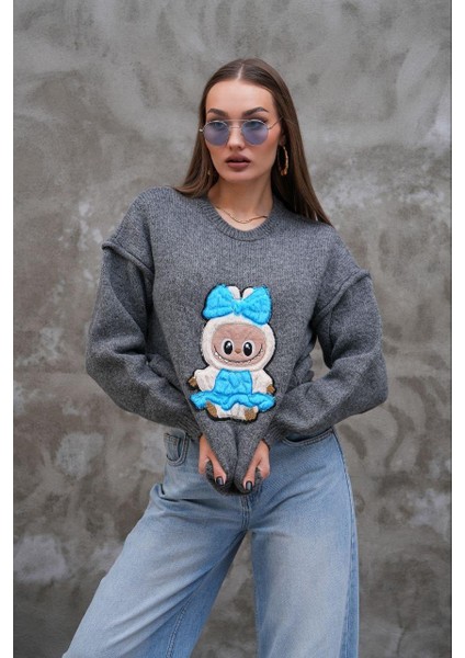 Labubulu Gri Triko Kazak: Yumuşak Kazakta Pop Kültür Dokunuşu