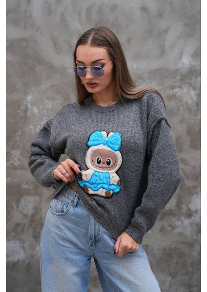 Labubulu Gri Triko Kazak: Yumuşak Kazakta Pop Kültür Dokunuşu fiyatları