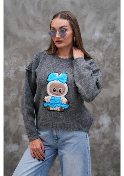 Labubulu Gri Triko Kazak: Yumuşak Kazakta Pop Kültür Dokunuşu modelleri