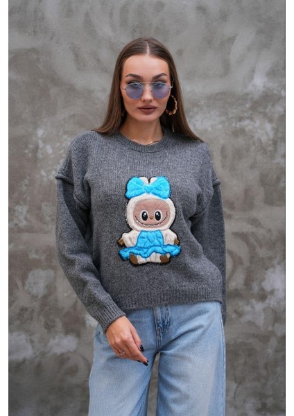 Labubulu Gri Triko Kazak: Yumuşak Kazakta Pop Kültür Dokunuşu fırsatları