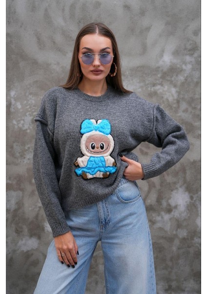 Labubulu Gri Triko Kazak: Yumuşak Kazakta Pop Kültür Dokunuşu indirimleri