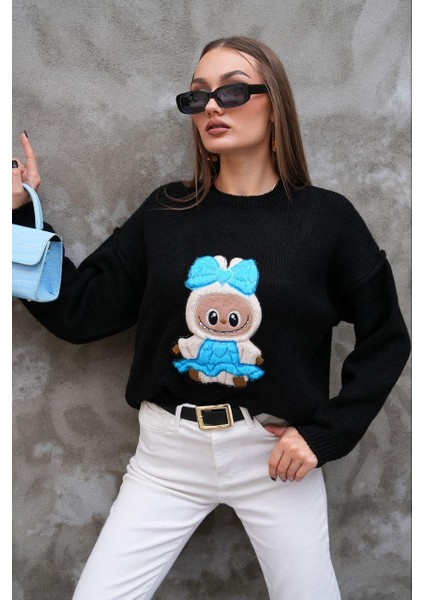 Labubulu Siyah Triko Kazak: Yumuşak Kazakta Pop Kültür Dokunuşu