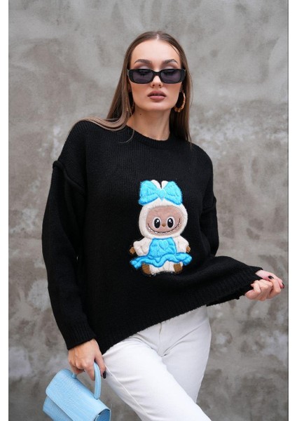 Labubulu Siyah Triko Kazak: Yumuşak Kazakta Pop Kültür Dokunuşu fiyatları