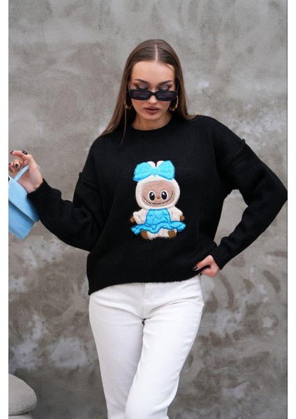 Labubulu Siyah Triko Kazak: Yumuşak Kazakta Pop Kültür Dokunuşu fırsatları