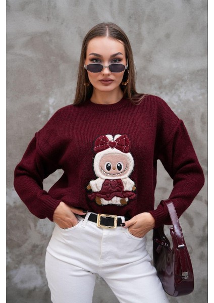 Labubulu Bordo Triko Kazak: Yumuşak Kazakta Pop Kültür Dokunuşu