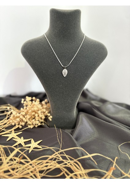 Yaprak Desen Üzeri Taşlı Kolye