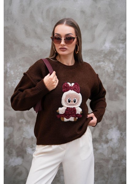 Labubulu Kahverengi Triko Kazak: Yumuşak Kazakta Pop Kültür Dokunuşu