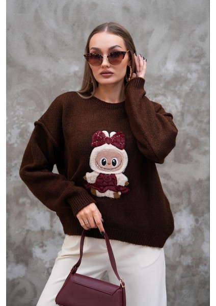 Labubulu Kahverengi Triko Kazak: Yumuşak Kazakta Pop Kültür Dokunuşu fiyatları