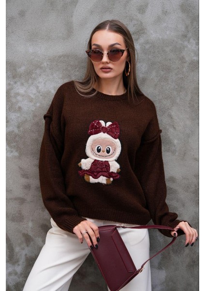 Labubulu Kahverengi Triko Kazak: Yumuşak Kazakta Pop Kültür Dokunuşu fırsatları