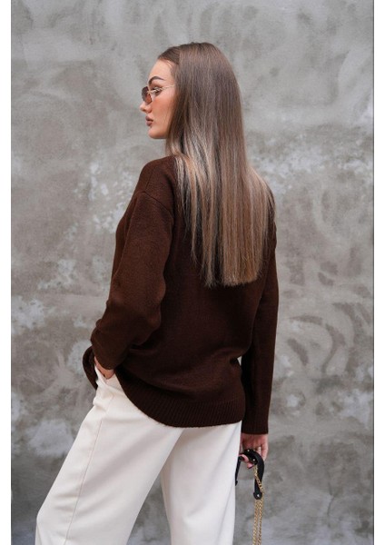 Labubulu Kahverengi Triko Kazak: Yumuşak Kazakta Pop Kültür Dokunuşu indirimleri