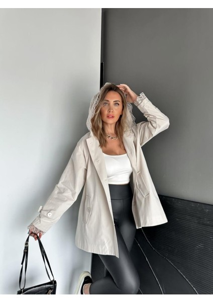Robin Kadın Kapüşon ve Manşeti Dantel Detaylı Premium Kısa Trençkot