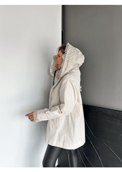 Robin Kadın Kapüşon ve Manşeti Dantel Detaylı Premium Kısa Trençkot fiyatları