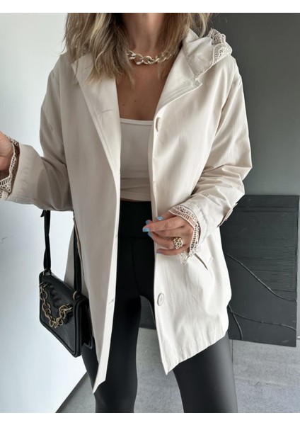 Robin Kadın Kapüşon ve Manşeti Dantel Detaylı Premium Kısa Trençkot modelleri