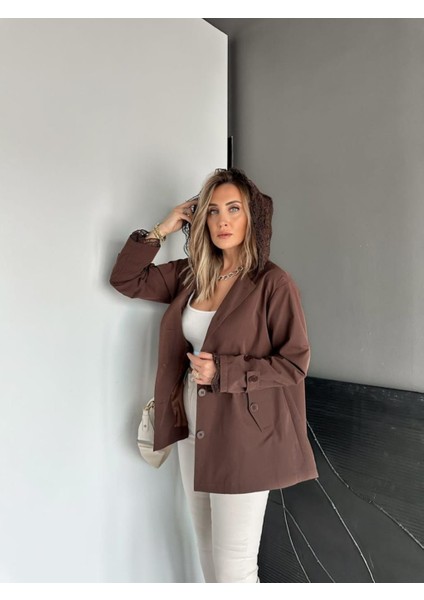 Robin Kadın Kapüşon ve Manşeti Dantel Detaylı Premium Kısa Trençkot