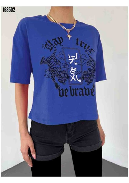 Yuvarlak Yaka Baskılı Crop T-Shirt, Kırmızı Gül Figürlü Kolye Hediye