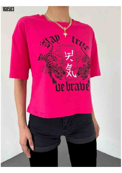 Yuvarlak Yaka Baskılı Crop T-Shirt, Kırmızı Gül Figürlü Kolye Hediye