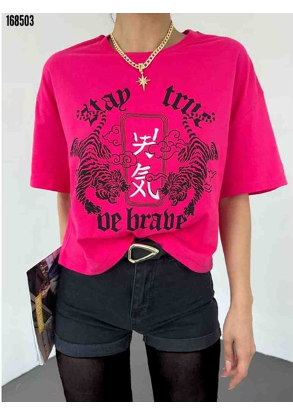 Yuvarlak Yaka Baskılı Crop T-Shirt, Kırmızı Gül Figürlü Kolye Hediye modelleri