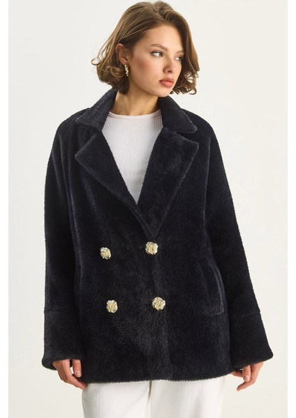 Kadın Şık Düğme Detaylı Cepli Astarlı Oversize Peluş Mont