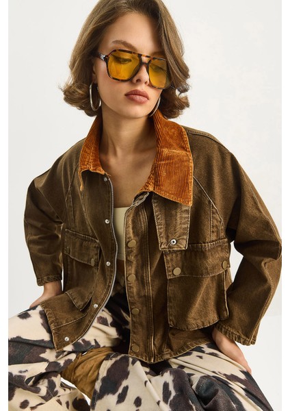 Kadın Kontrast Kadife Yaka Detaylı Büyük Cepli Gabardin Oversize Denim Ceket