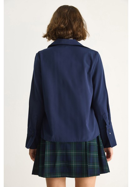 Kadın Pliseli Pat Detaylı Geniş Manşet Detaylı Klasik Yaka Gömlek