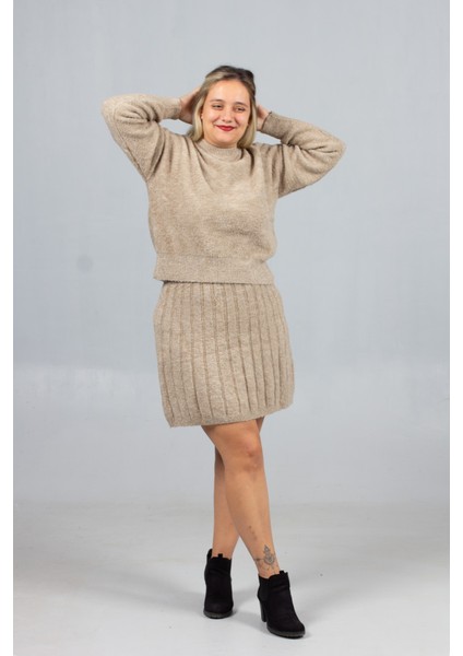 Camel Tonlarında Triko Takım Doğal ve Sıcak Etek Kazak Kombin