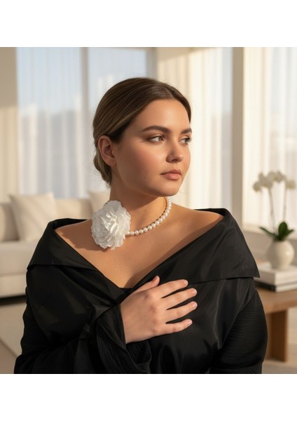 Ayarlanabilir Çiçek Detaylı Inci Choker Kolye