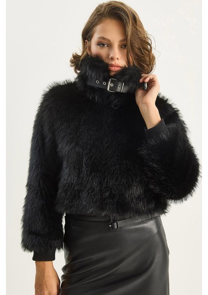 Kadın Yakası Aksesuar Detaylı Fermuarlı Kolları Ribanalı Suni Kürk Ceket