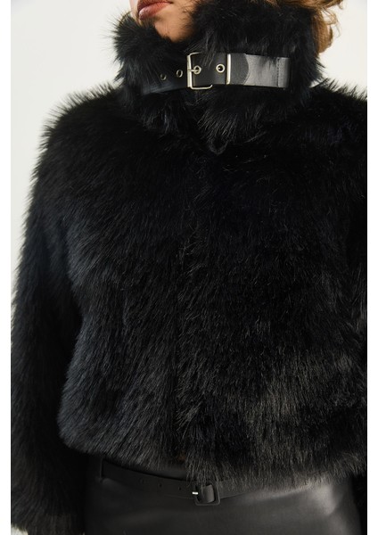 Kadın Yakası Aksesuar Detaylı Fermuarlı Kolları Ribanalı Suni Kürk Ceket