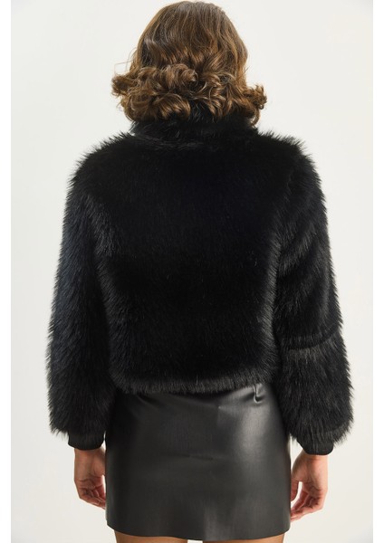 Kadın Yakası Aksesuar Detaylı Fermuarlı Kolları Ribanalı Suni Kürk Ceket