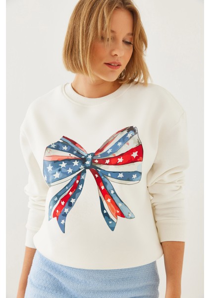 Kadın Renkli Kelebek Baskılı Sweatshirt
