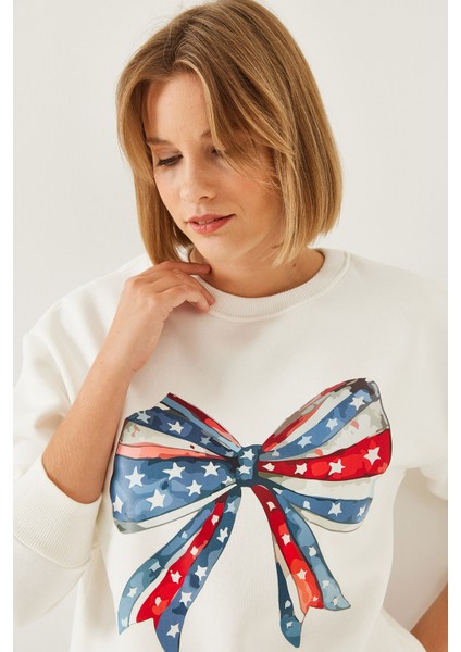 Kadın Renkli Kelebek Baskılı Sweatshirt modelleri