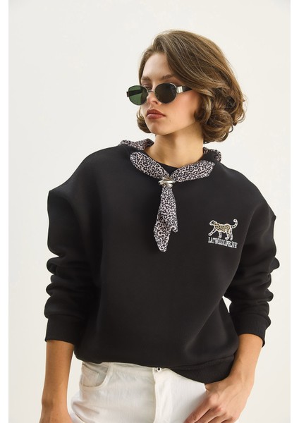 Kadın Fular Detaylı Leopar Nakışlı Üç Iplik Şardonlu Oversize Sweatshirt fiyatları