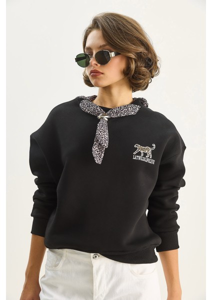 Kadın Fular Detaylı Leopar Nakışlı Üç Iplik Şardonlu Oversize Sweatshirt fırsatları