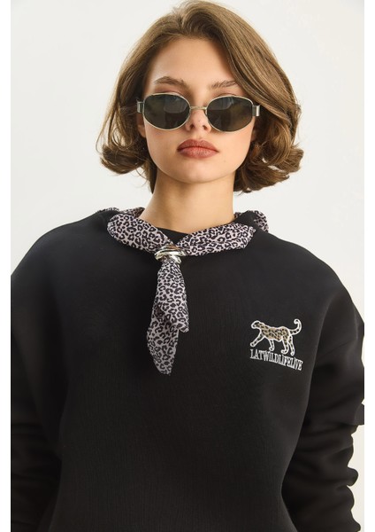 Kadın Fular Detaylı Leopar Nakışlı Üç Iplik Şardonlu Oversize Sweatshirt indirimleri